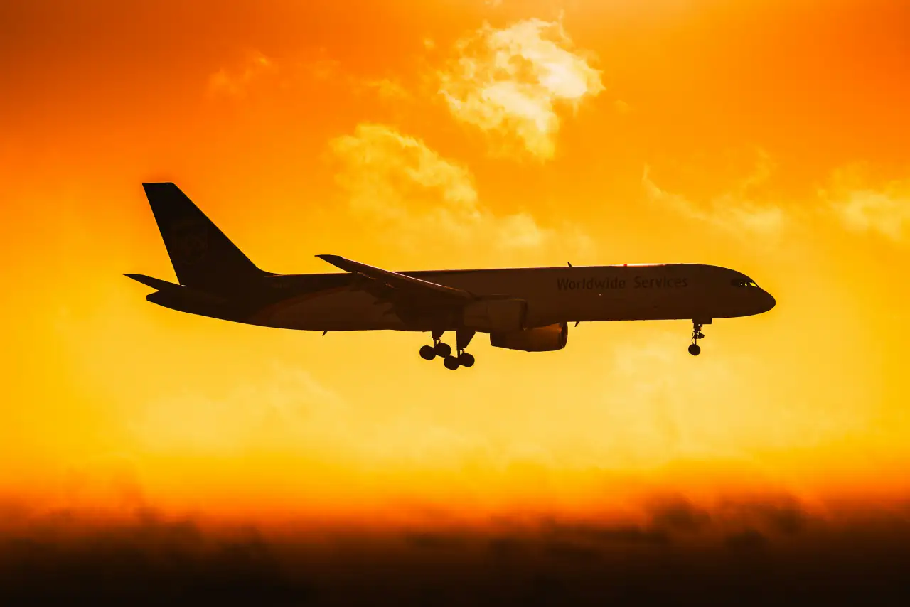 Avion cargo au coucher du soleil