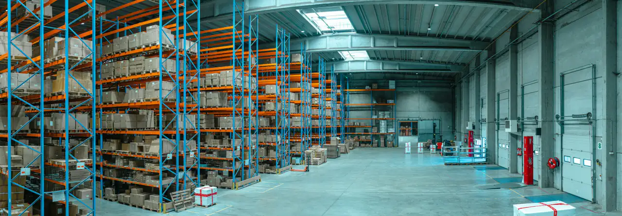 Entrepôt logistique avec rayonnages de cartons